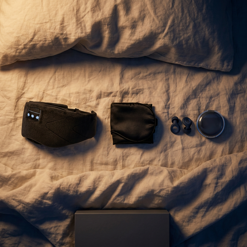 Les trois produits du coffret Somnia alignés sur du linge de lit crème, vus du dessus