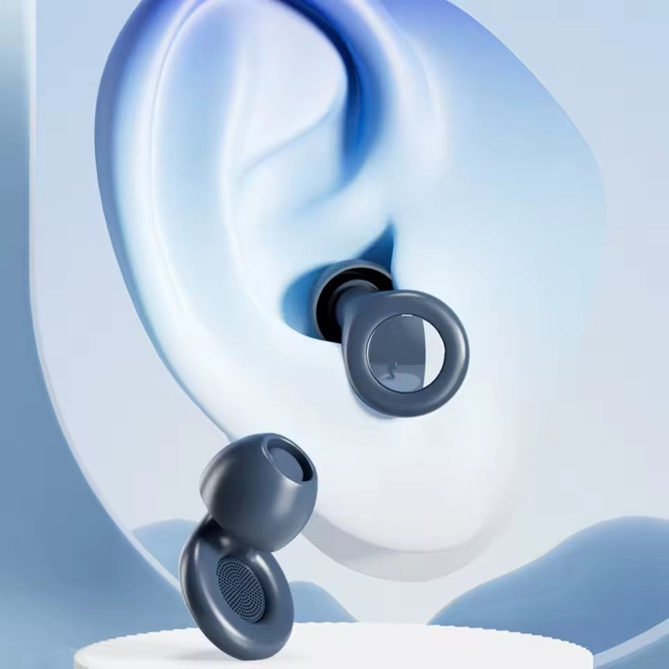 Écouteurs sans fil gris avec vue rapprochée sur une oreille