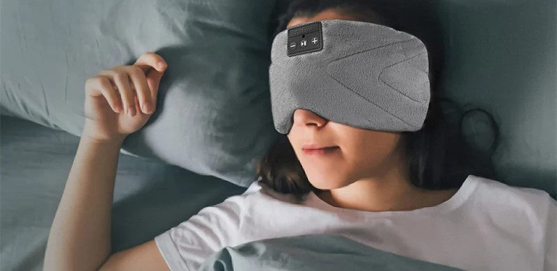 Femme dormant sur le côté avec le masque de sommeil Bluetooth Somnia, sans gêne à l'oreille