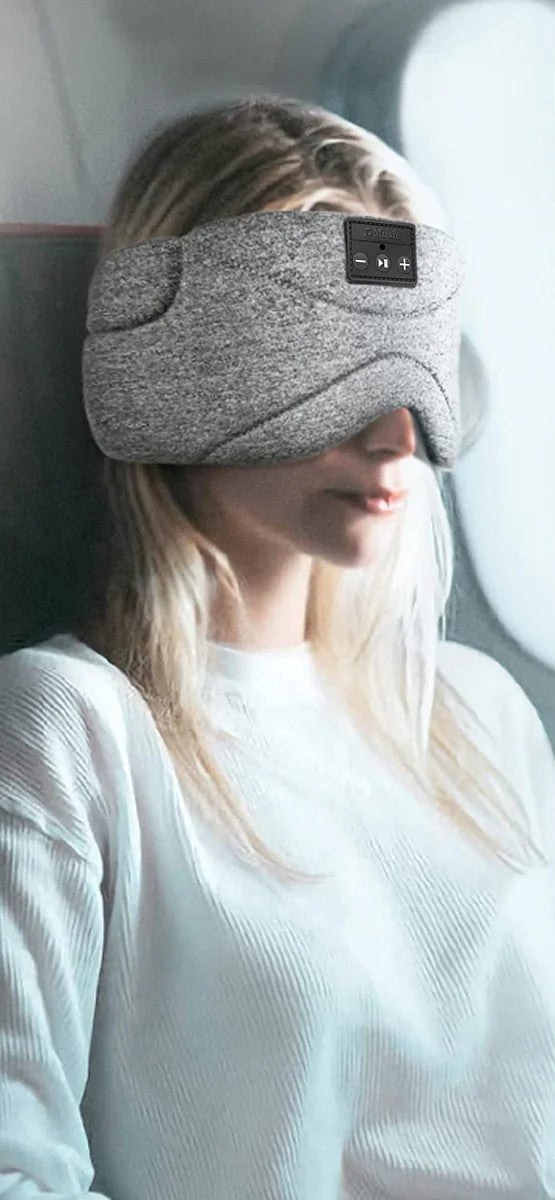 Portrait d'une personne portant le masque de sommeil Bluetooth Somnia dans une chambre tamisée